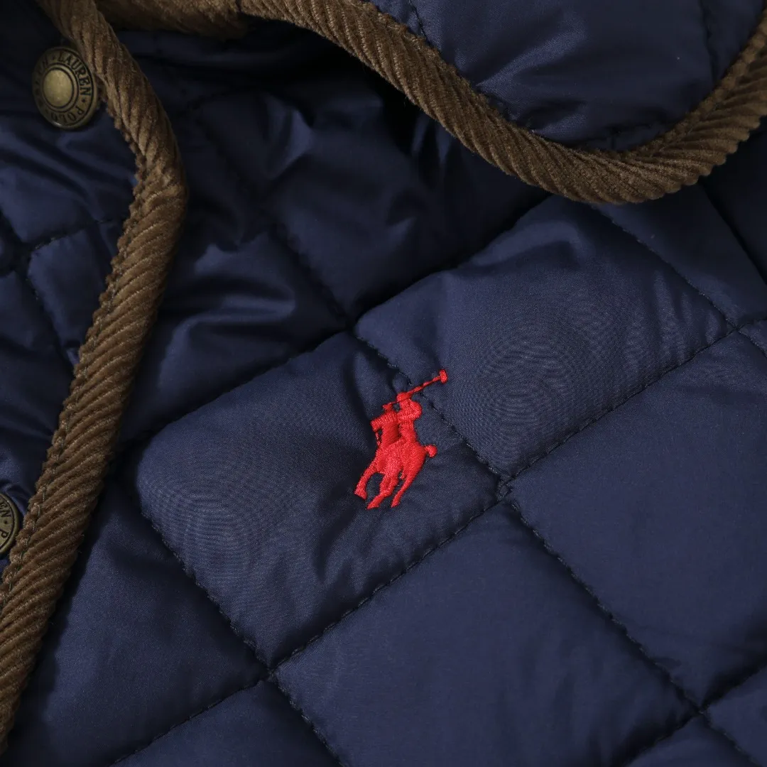 P350 #R53 Ralph Lauren Diamond Quilted Cotton Clothes Women's Tops Retro college style, classic diamond quilting, retro and warmth coexist. When delicate quilting stitches meet the three-dimensional diamond pattern, a warm cotton jacket with a college atmosphere. Exquisite details interpret autumn and winter textured outfits. 4-color versatile style, easy to control various occasions. Black classic｜Low-key high-end that never goes wrong Navy blue is calm | Quiet and intellectual temperament; Khaki is gentle | Creates a warm retro atmosphere; White is fresh | A touch of light halo in winter. Ingenuity is evident in the details, and the quality is at your fingertips. Customized metal buttons embellish the placket. Exquisite embroidery on the chest highlights the brand genes. 120g high-fill cotton is evenly filled. Commuting scene: Pair with straight trousers + loafers. Casual everyday: layered knitted skirt + short boots. College style: combination of jeans + canvas shoes. This winter, let the diamond pattern add elegance to you. Use a classic cotton coat to write your own retro fashion narrative. Color: Navy blue, black, white, khaki. Size: S M L XL. Bust: 107 111 115 119. Length: 65 66 67 68 Sleeve length: 64 64 64 64 Shoulder width: 42 43 44 45 S size: recommended within 100 catties M size: recommended within 120 catties L size: recommended within 140 catties XL size: recommended within 160 catties